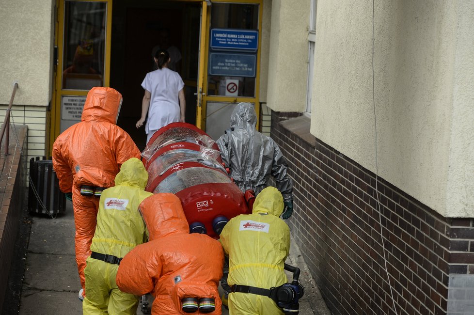Cvičení v říjnu 2014: Letiště Václava Havla zažilo nácvik evakuace letadla nesoucího ebolu