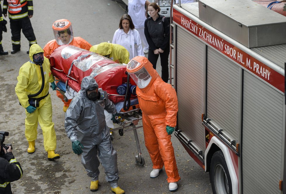 Cvičení v říjnu 2014: Letiště Václava Havla zažilo nácvik evakuace letadla nesoucího ebolu