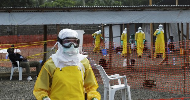 Ebola trápí Afriku. Experimenty s protiléky přitom nevycházejí