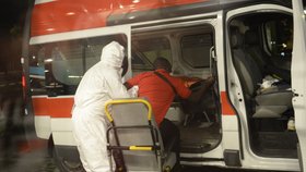 Strach z eboly v Praze na Hlavním nádraží: Do nemocnice převezli cizince, který přicestoval z Ghany