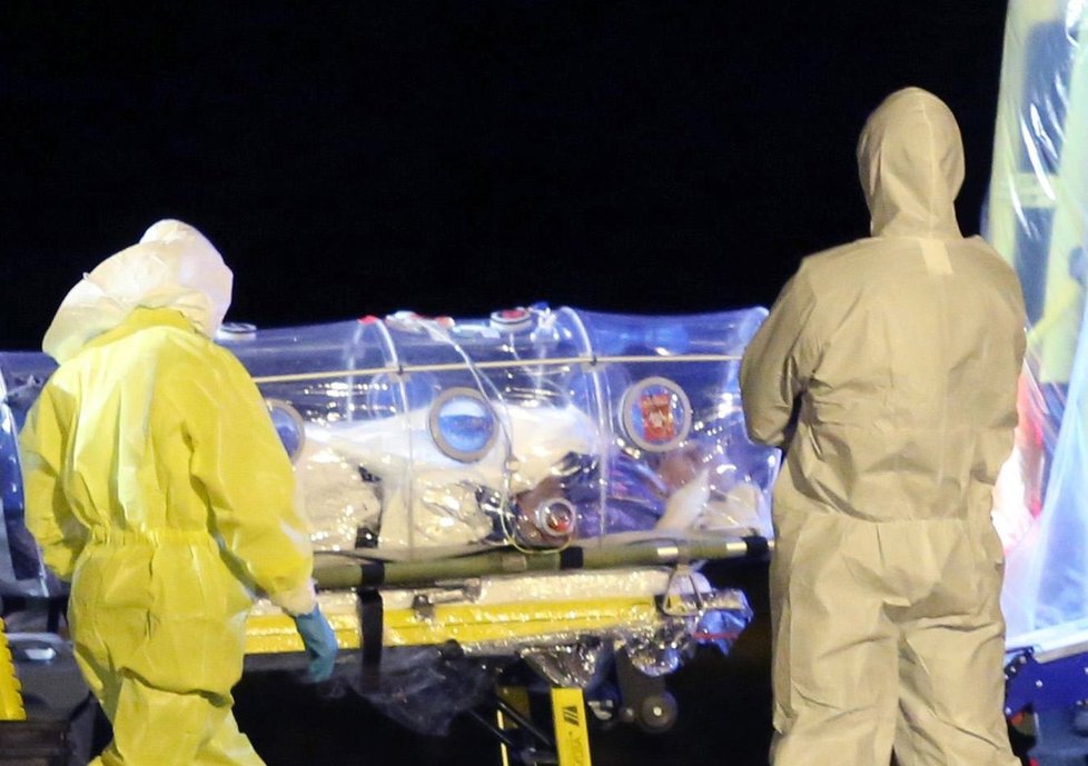 Zdravotní sestra se údajně nakazila od muže, který byl do madridské nemocnice se zákeřným virem převezen ze Sierry Leone.