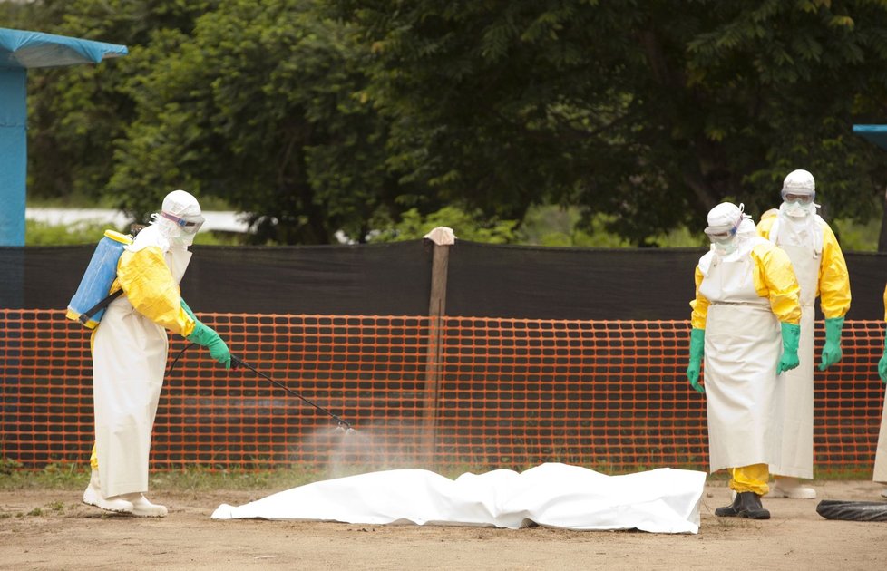 Postříkat chemikáliemi se kvůli bezpečnosti musí vše - včetně mrtvol.