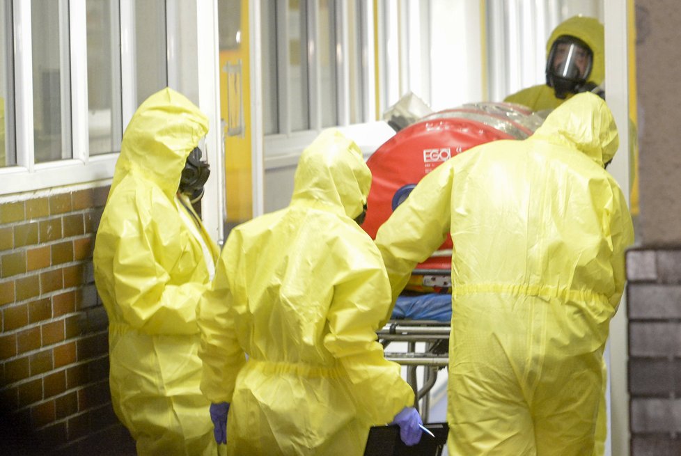 Do Nemocnice Na Bulovce přivezli za přísných bezpečnostních opatření pacientku z Karlových Varů (11. 10. 2014)