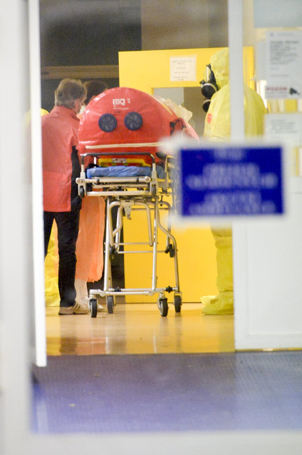 Do Nemocnice Na Bulovce přivezli za přísných bezpečnostních opatření pacientku z Karlových Varů