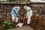 Případů eboly sice v Africe ubývá, ale zase přibývá útoků na lékaře.
