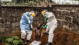 Případů eboly sice v Africe ubývá, ale zase přibývá útoků na lékaře.