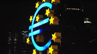 Když o euru, tak i o koruně. Pro spekulanty je pochoutkou a proti inflaci neochrání