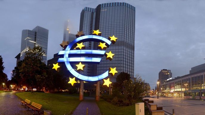 Podle ekonomů jsou relativně vysoké poplatky daní za měnovou politiku ECB.