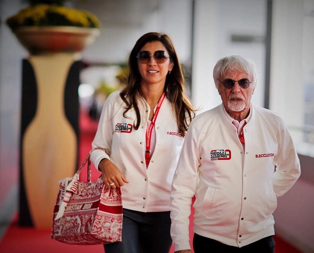 Třetí manželka někdejšího šéfa F1 Bernieho Ecclestonea Fabiana se musí připravit na krušné měsíce. Její manžel byl obviněn z daňových úniků