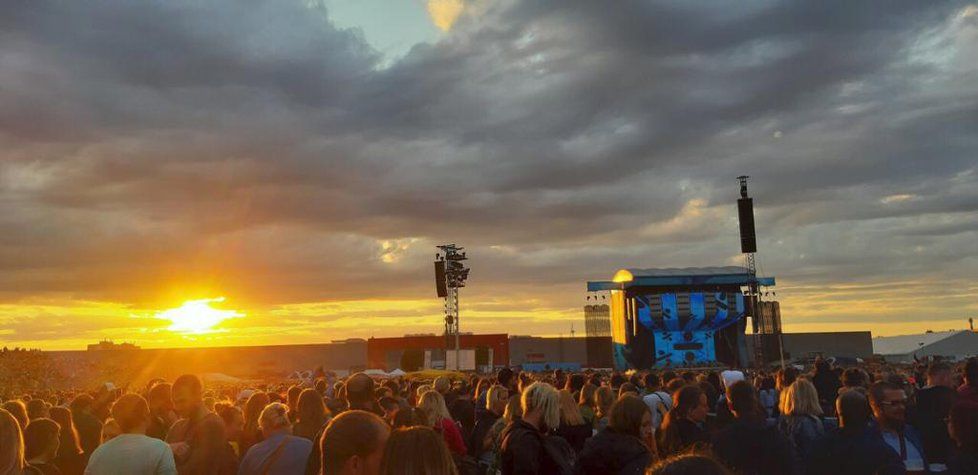 Ed Sheeran vystoupil v Letňanech. Podle pořadatelů na jeho koncert zamířilo 80 tisíc návštěvníků.