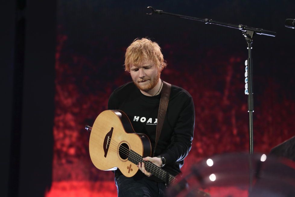 V Praze bude dnes zase hrát slavný hudebník Ed Sheeran.