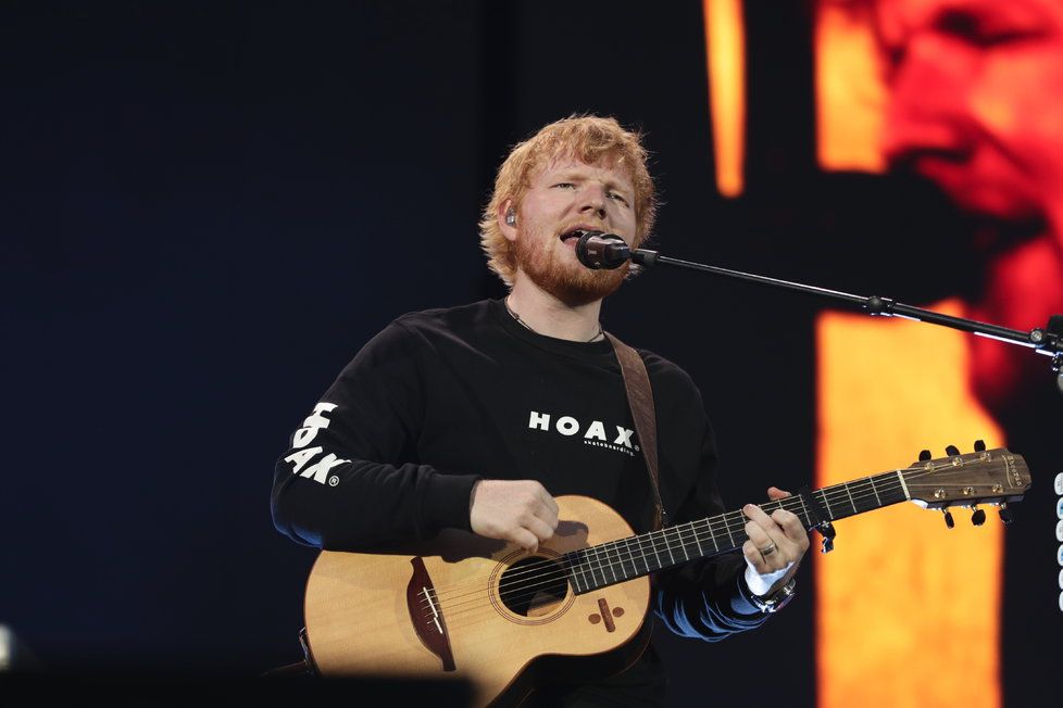 V Praze bude dnes zase hrát slavný hudebník Ed Sheeran.