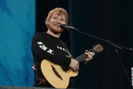 Dobrák od kosti Ed Sheeran: Jeho zaměstnanci se v době koronaviru mají nejlépe!