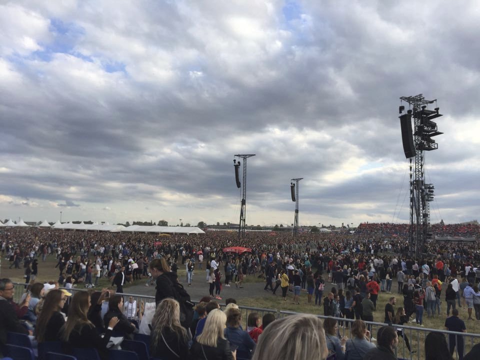 Letňanský areál, ve kterém se koná koncert Eda Sheerana, byl kolem 19:00 takto zaplněný. Další fanoušci jsou ještě na cestě.