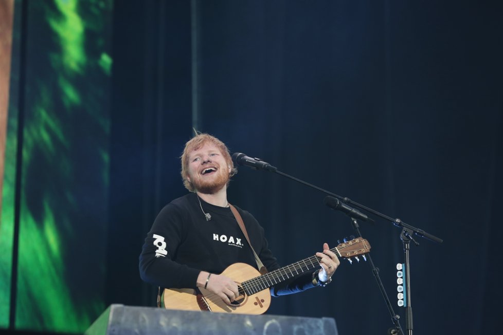 V Praze bude dnes zase hrát slavný hudebník Ed Sheeran.