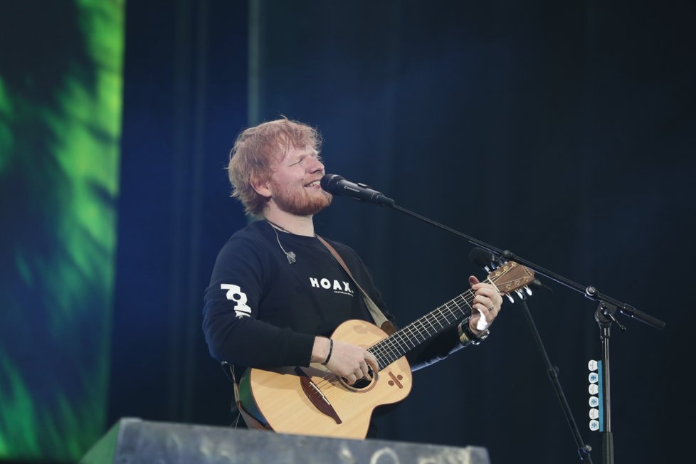 V Praze bude dnes zase hrát slavný hudebník Ed Sheeran.