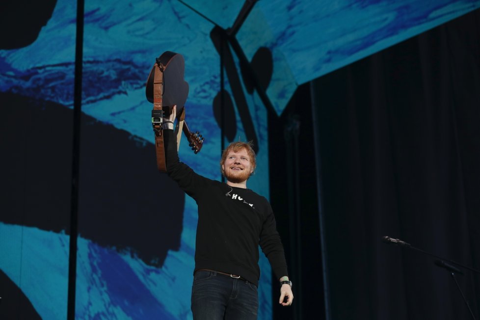 V Praze bude dnes zase hrát slavný hudebník Ed Sheeran.