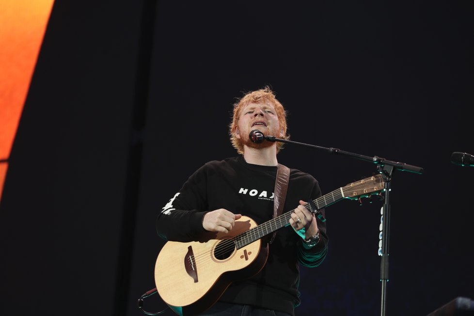 V Praze bude dnes zase hrát slavný hudebník Ed Sheeran.