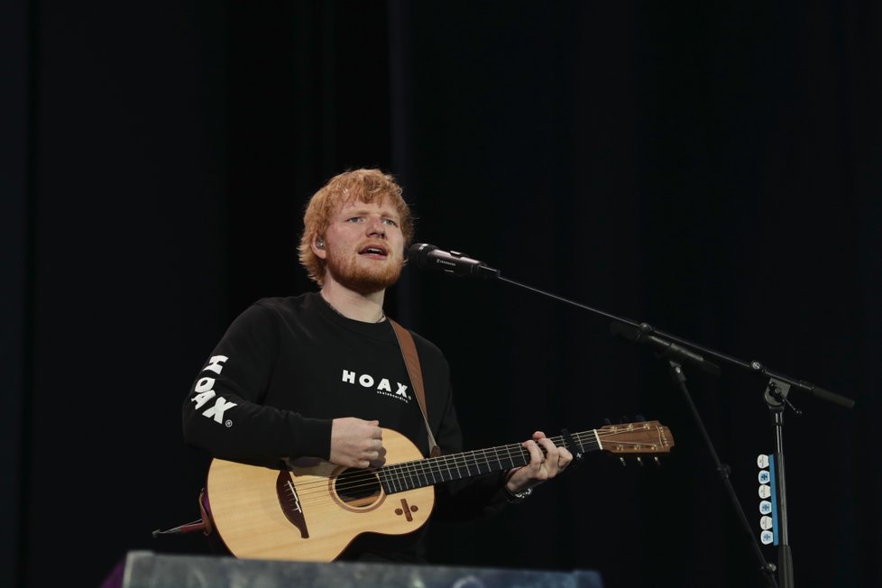 V Praze bude dnes zase hrát slavný hudebník Ed Sheeran.