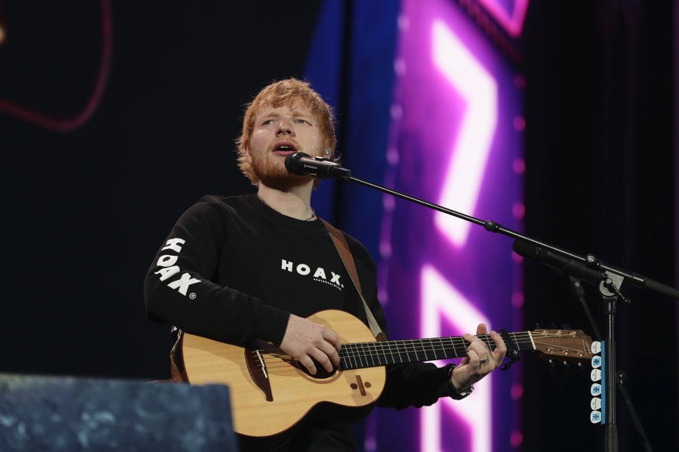 V Praze bude dnes zase hrát slavný hudebník Ed Sheeran.