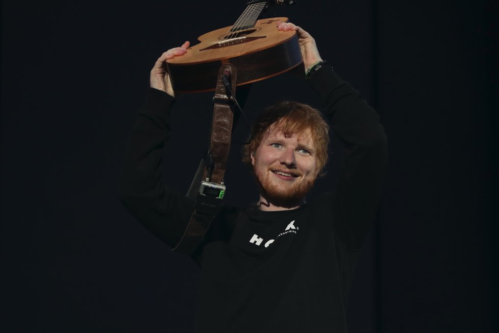 V Praze bude dnes zase hrát slavný hudebník Ed Sheeran.