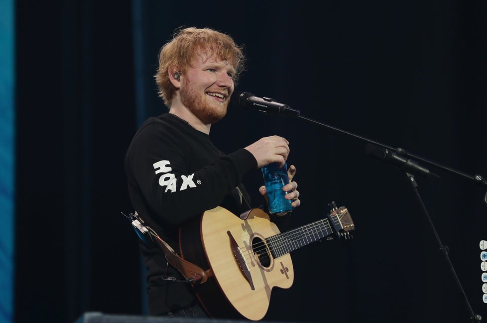 V Praze bude dnes zase hrát slavný hudebník Ed Sheeran.