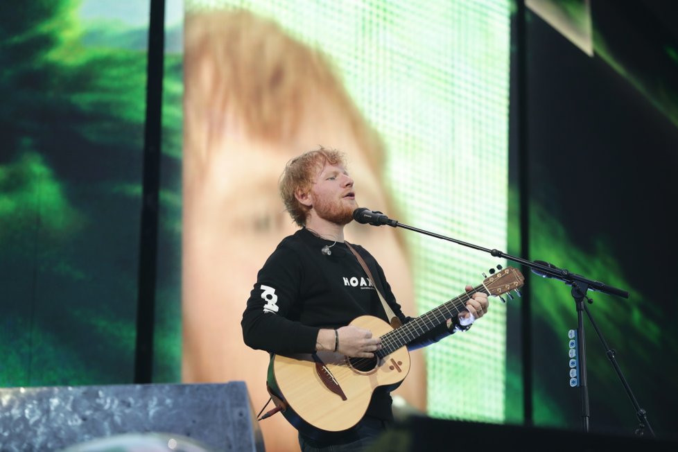 V Praze bude dnes zase hrát slavný hudebník Ed Sheeran.