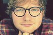 Ed Sheeran je oblíbený zpěvák.