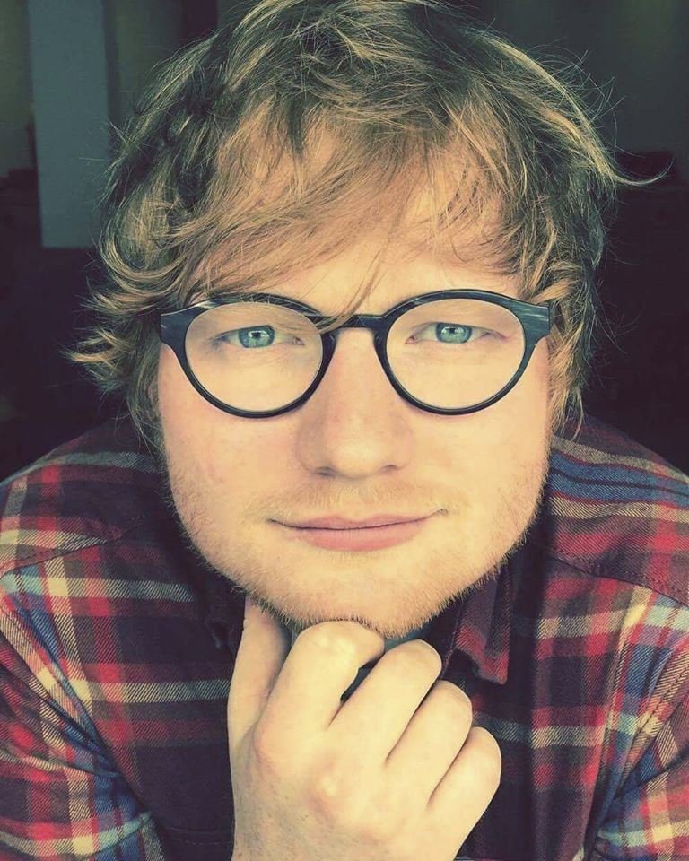 Ed Sheeran je oblíbený zpěvák.