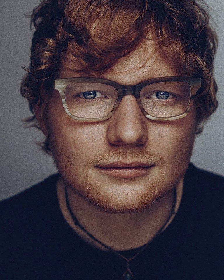 Ed Sheeran je oblíbený zpěvák.