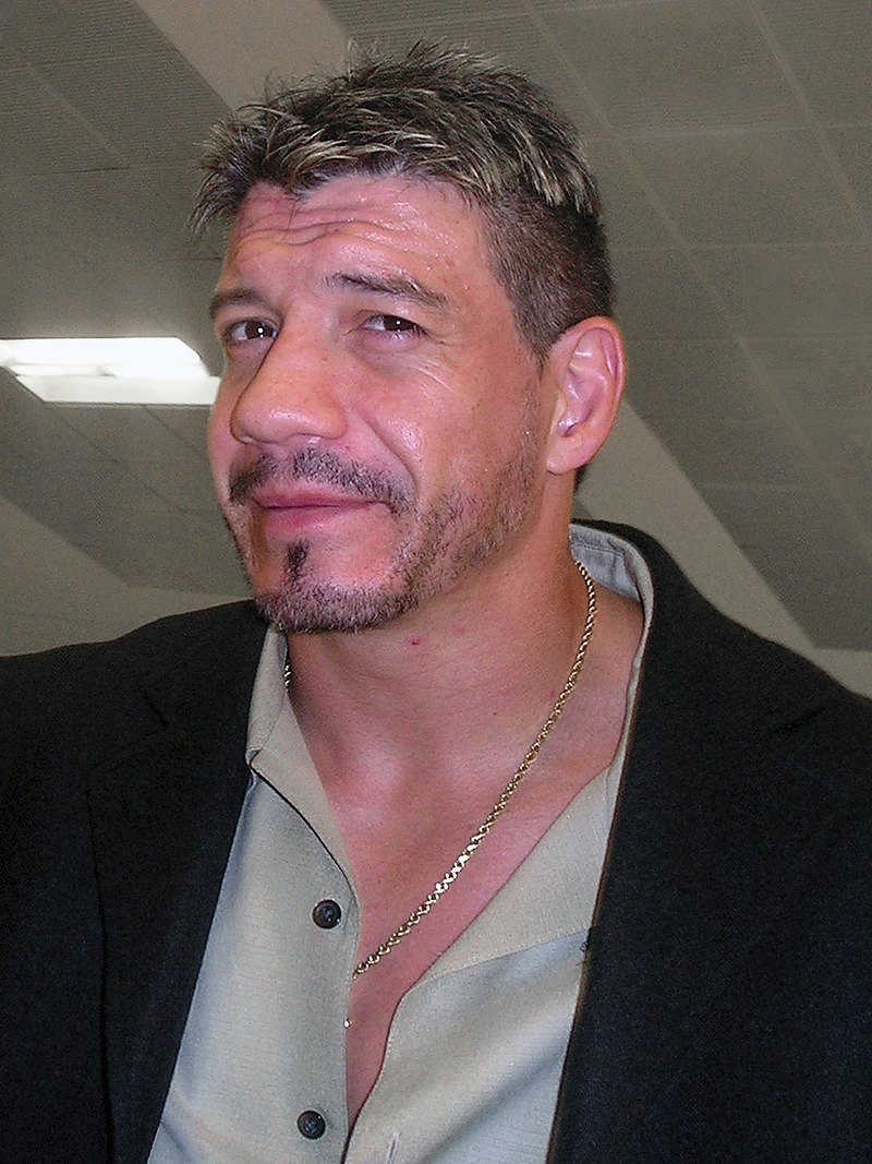 *1967, Eddie Guerrero: Přestože zemřel ve 38 letech (na srdeční selhání), zvládl si profesionální mexicko-americký wrestler vybudovat silnou pověst. Byl údajně lstivý, vynalézavý a pro výhru byl schopný udělat skoro cokoliv. Přesto byl považovaný za jednoho z nejvíce talentem obdařených wrestlerů v historii tohoto sportu. Držel desítky titulů včetně nejcennějšího - stal se šampiónem WWE