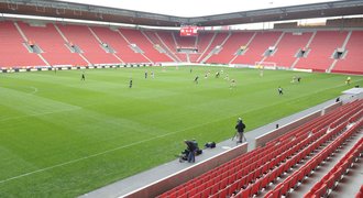 Národní stadion v Edenu. Pelta jedná s Tvrdíkem, snem je finále EL