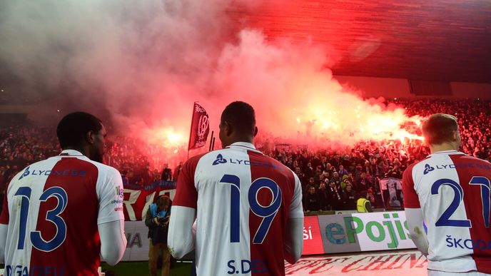 Utkání 15. kola první fotbalové ligy: Slavia Praha - FK Mladá Boleslav, 26. listopadu v Praze. Hráči Slavie děkují fanouškům po konci utkání.