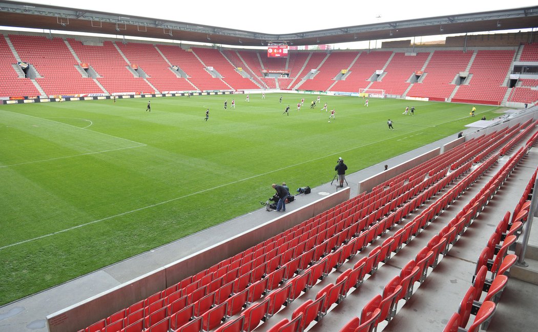 Stadion v Edenu, ve kterém sídlí Slavia a patří čínské společnosti CEFC