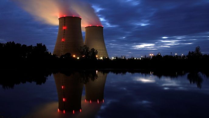 Z chladicích věží jaderné elektrárny francouzské společnosti EDF v Belleville-sur-Loire stoupá pára.