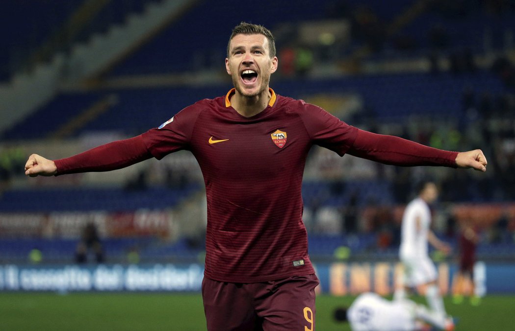 Útočník AS Řím Edin Džeko slaví gól proti Fiorentině