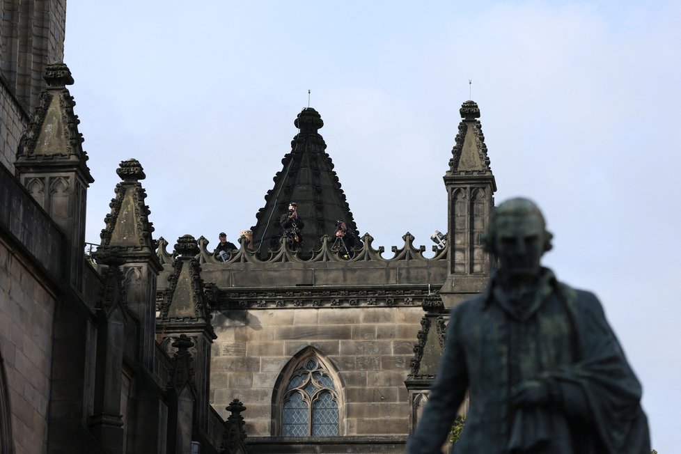 Čekání na příjezd rakve s královnou u katedrály svatého Jiljí v Edinburghu.