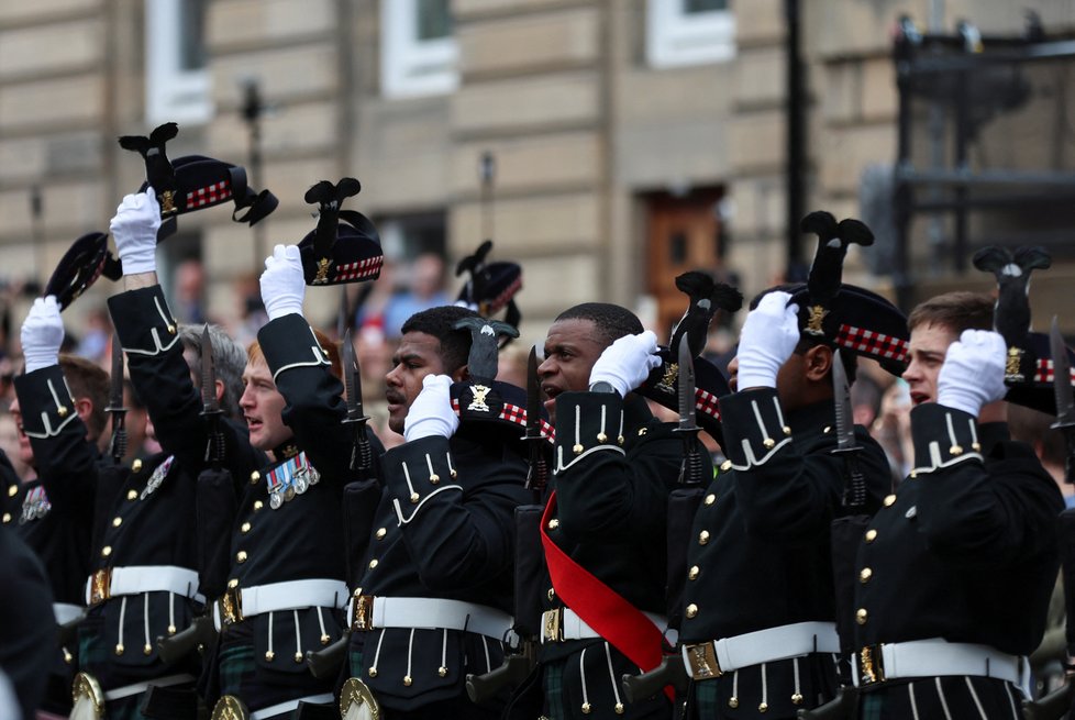 Čekání na příjezd rakve s královnou u katedrály svatého Jiljí v Edinburghu