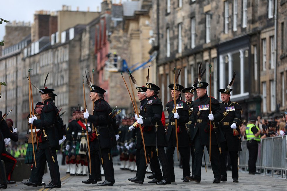 Čekání na příjezd rakve s královnou u katedrály svatého Jiljí v Edinburghu