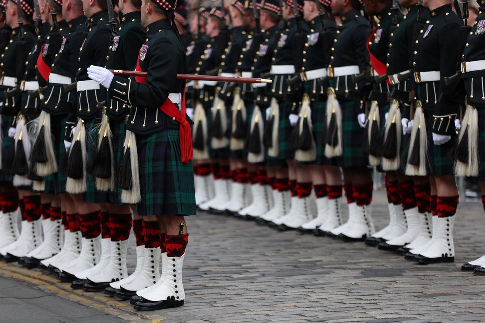 Čekání na příjezd rakve s královnou u katedrály svatého Jiljí v Edinburghu.