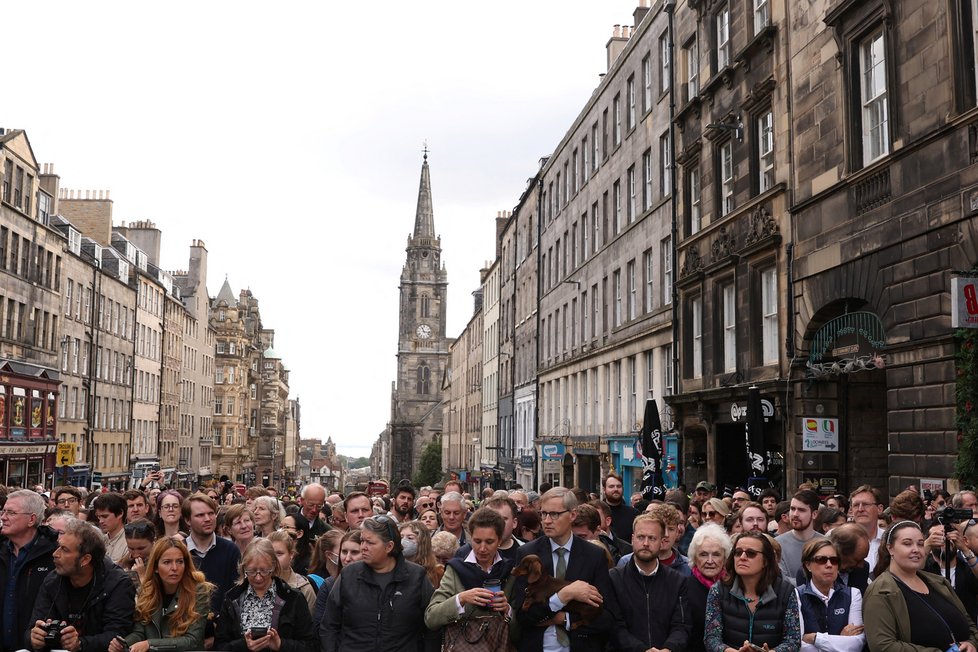 Policisté zajišťují oblast před příjezdem pohřebního vozu s rakví britské královny Alžběty v Edinburghu