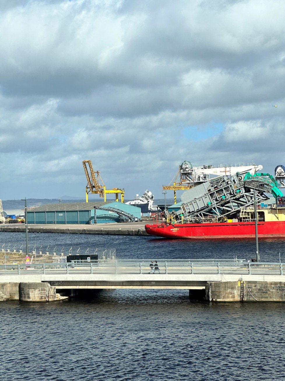 V edinburském přístavu se částečně převrátila loď. (22. 3. 2023)