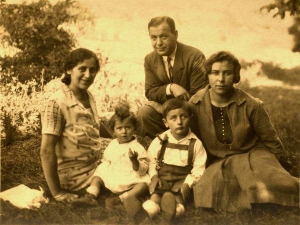 Edith se svými rodiči, bratrem Kurtem a služebnou Máňou.
