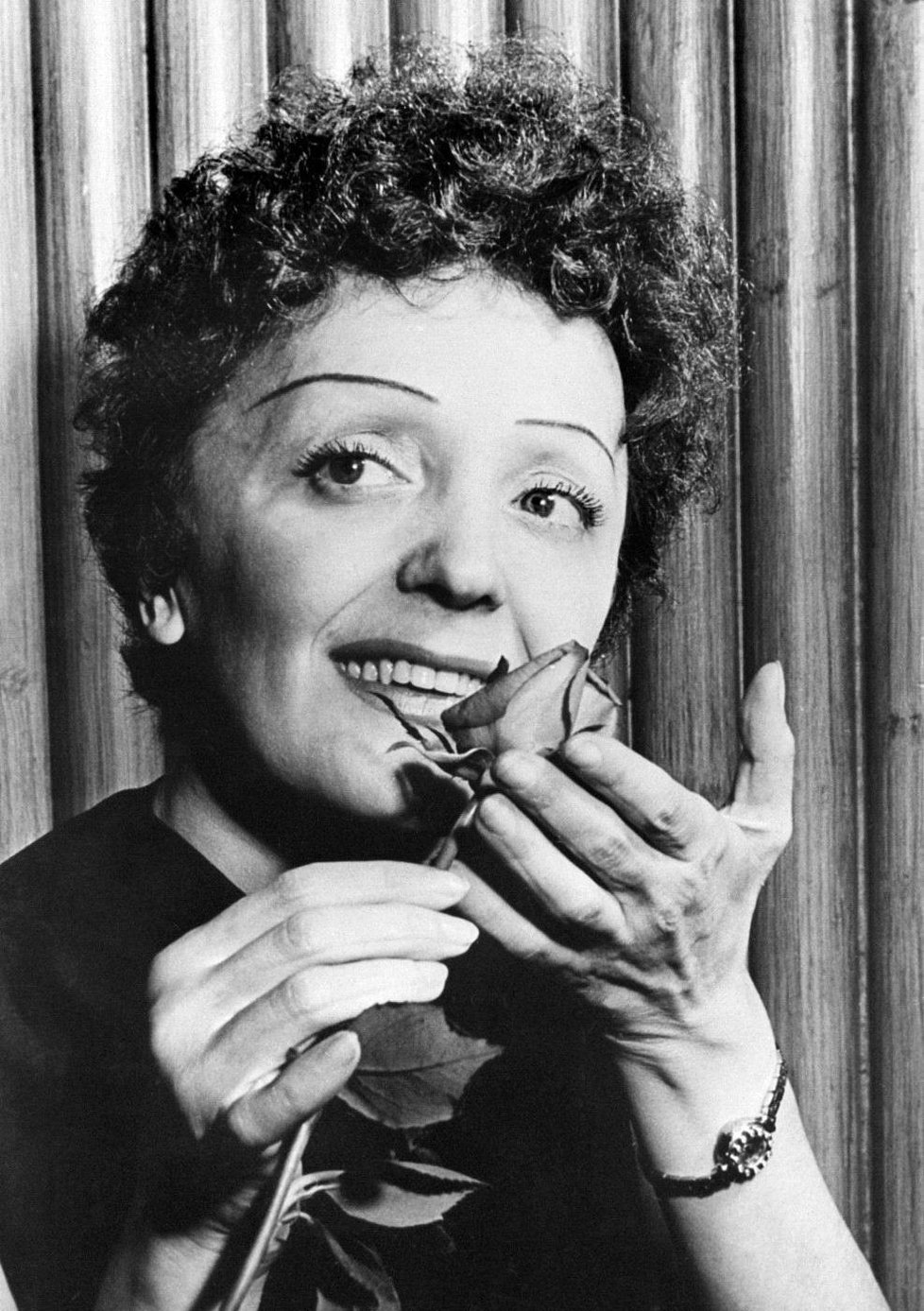 Edith Piaf neměla lehký život, zemřelo ji dítě i manžel a byla závislá na drogách