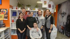 Celý tým tak trochu jiných zaměstnanců - odspoda Michal, Pavel, Gabriela a Veronika, vpravo navíc vedoucí prodejny Aleš Bartoň a vlevo za Veronikou manažer Petr Dvořák.