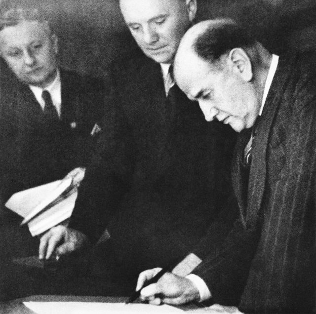 Édouard Daladier podepisuje Mnichovskou dohodu.