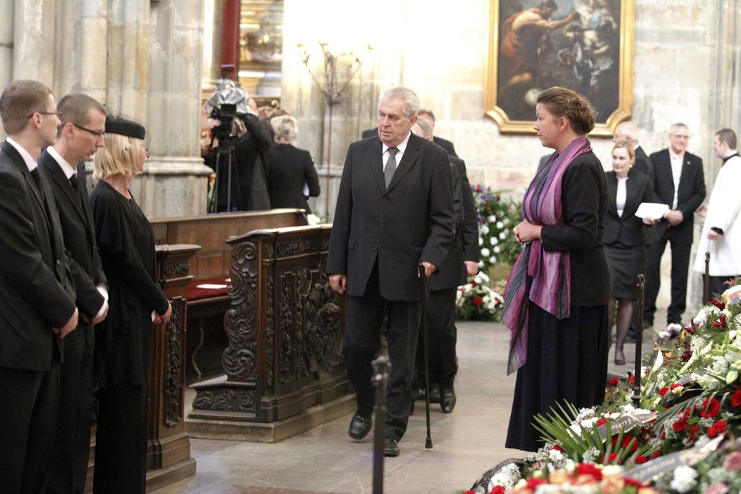 Miloš Zeman přišel na pohřeb opět o holi, kvůli zraněnému palci.