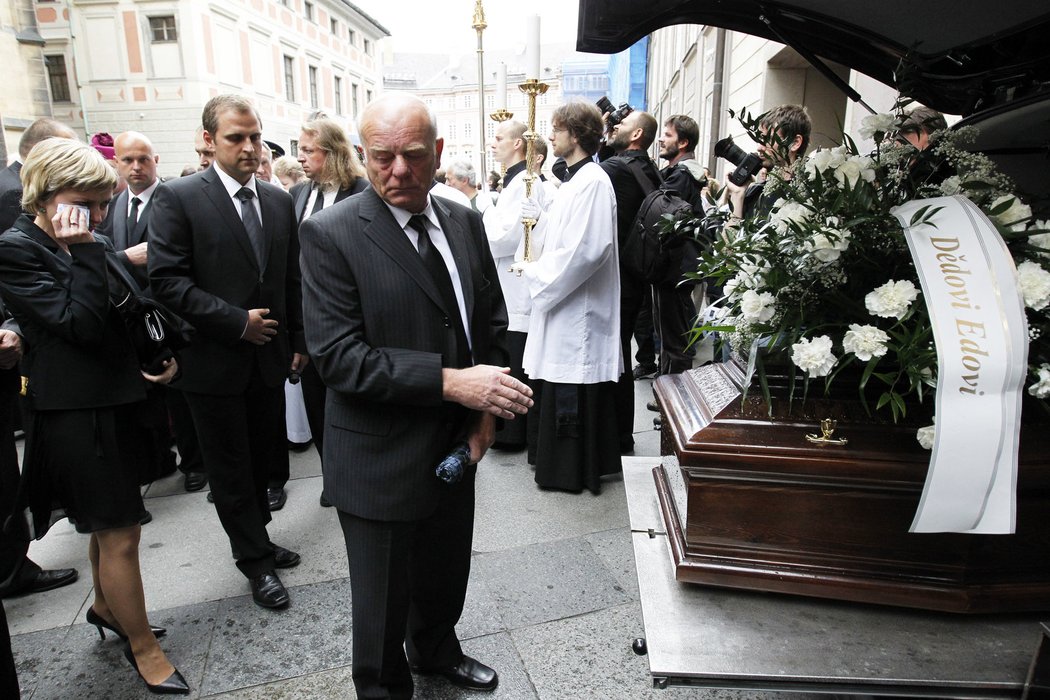 Rakev s tělem bývalého ministra financí Eduara Janoty odváží z katedrály svatého Víta