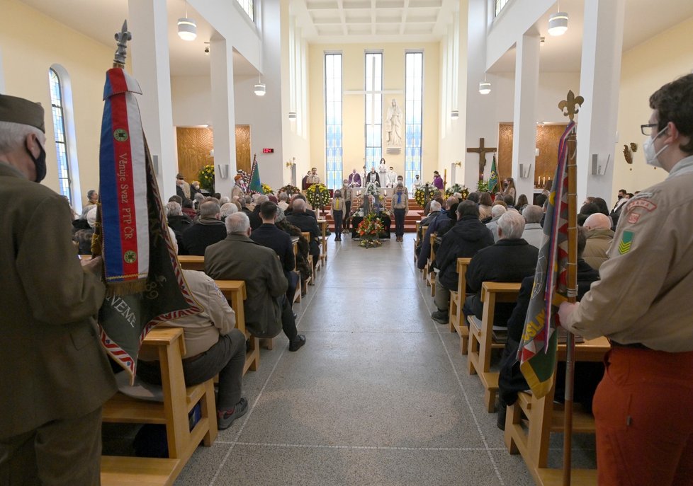 V pražském Kostele svaté Anežky České v Záběhlicích proběhlo poslední rozloučení s nejstarším českým skautem Eduardem Markem. Bylo mu 104 let