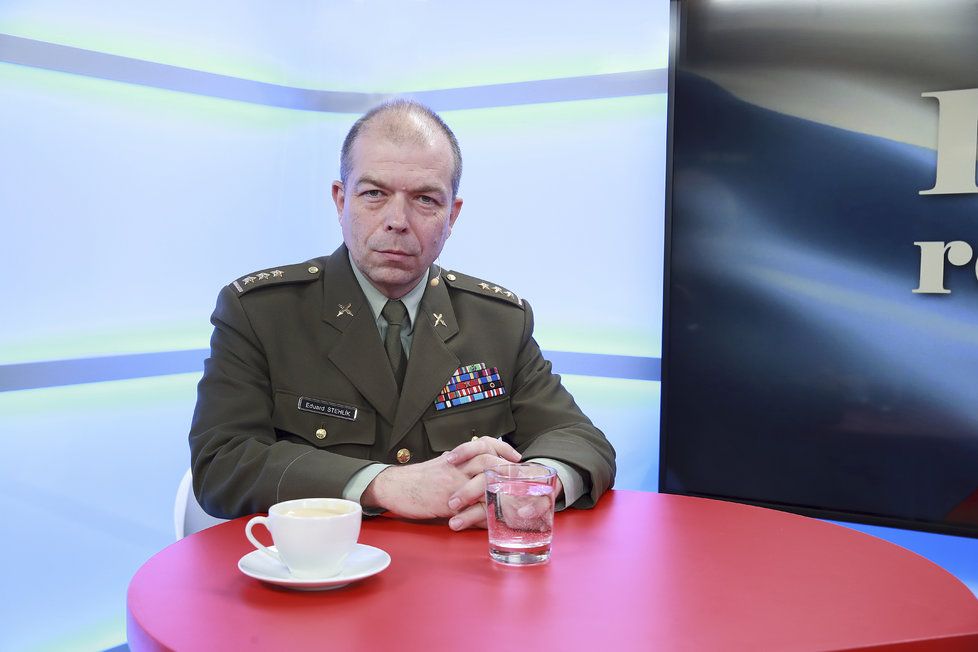 Předsedou Rady ÚSTRu je armádní historik Eduard Stehlík.